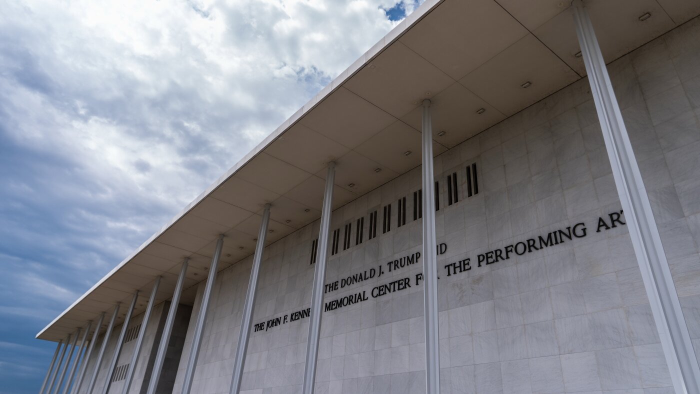 Le nom de Trump doit être retiré du Kennedy Center, selon le juge