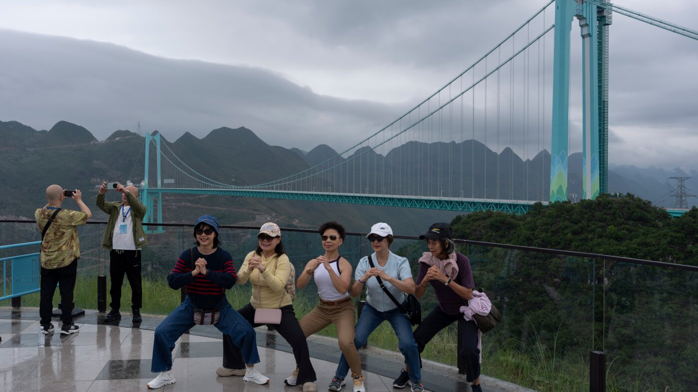 Le plus haut pont de Chine amène les touristes et l'accès à Internet aux communautés isolées