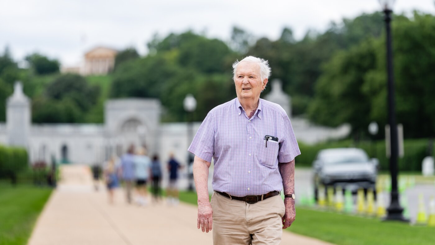 Les anciens combattants et leurs proches ne voient pas de place pour l'arche de Trump près du cimetière national d'Arlington