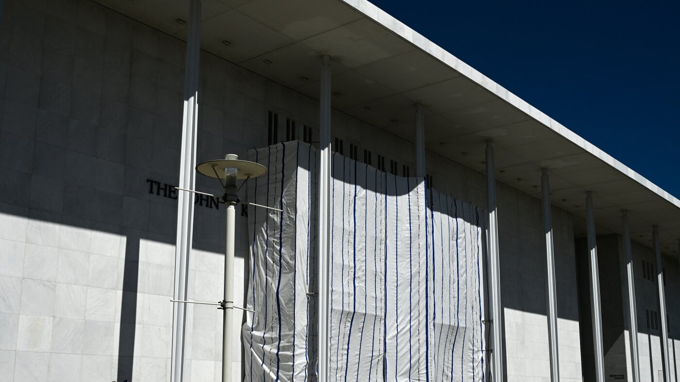 Un juge dit que le Kennedy Center doit le tenir informé de ses projets – et s'attaquer à cette bâche