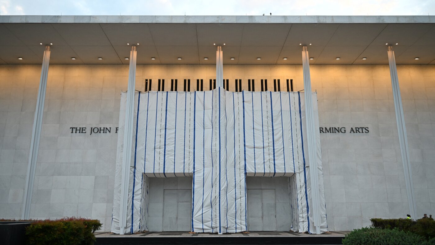 Comment le conseil d’administration du Kennedy Center prend-il ses décisions ? Ce dépôt légal apporte un peu de lumière