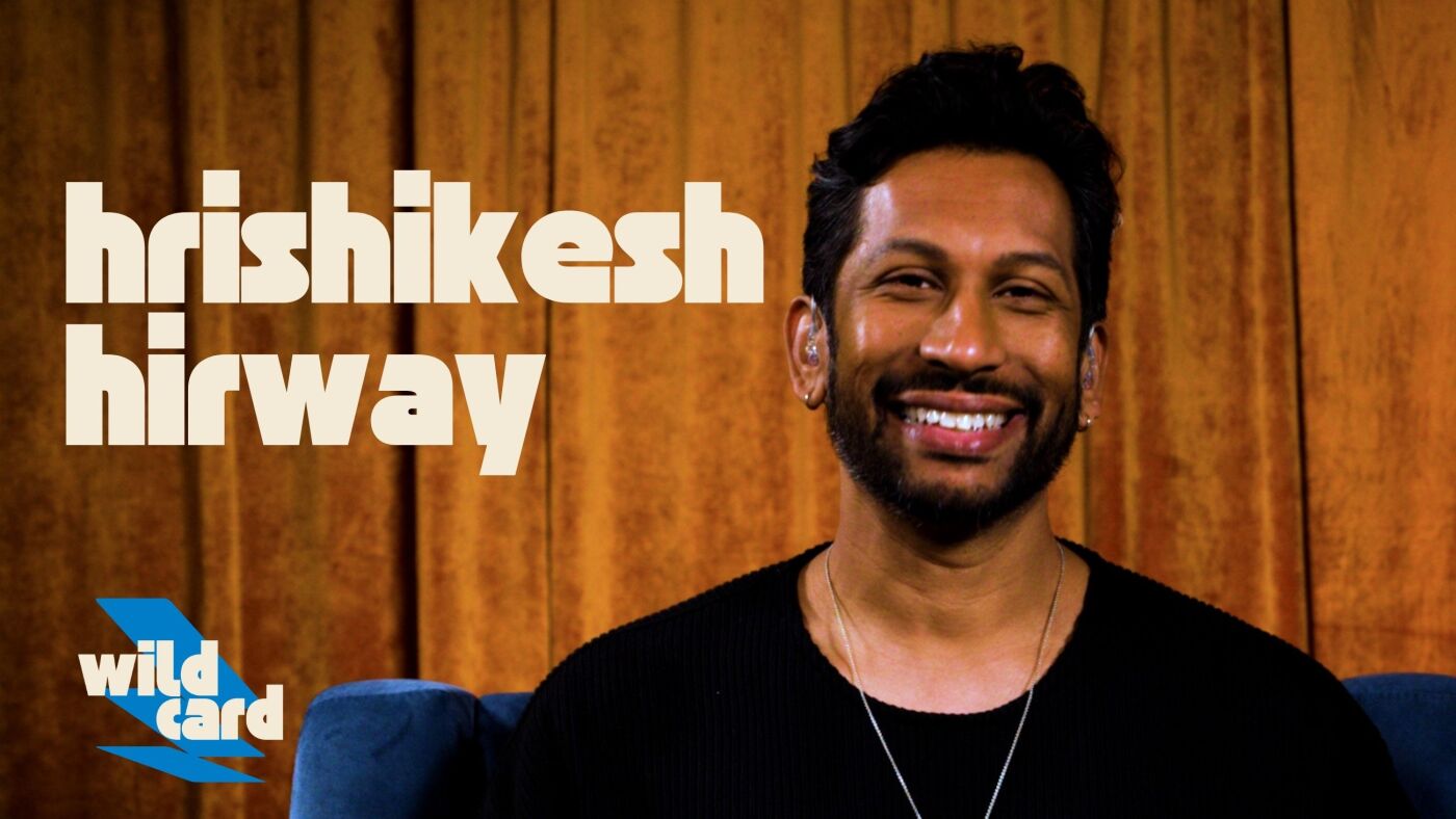 Hrishikesh Hirway espérait qu'écrire ces chansons aiderait à empêcher les souvenirs de sa mère de s'effacer.