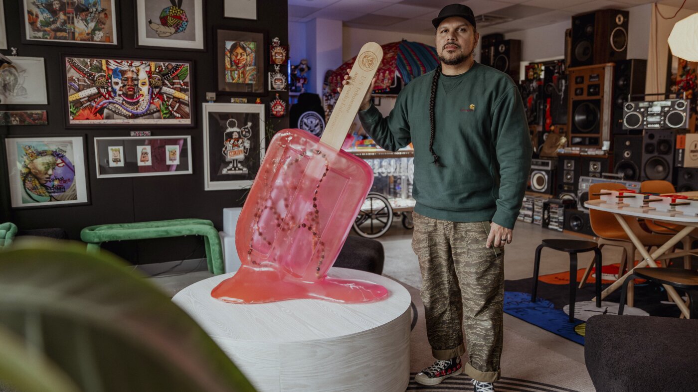 Un artiste a apporté des « ICE pops » sur un campus du Texas. Le spectacle a été arrêté quelques jours plus tard