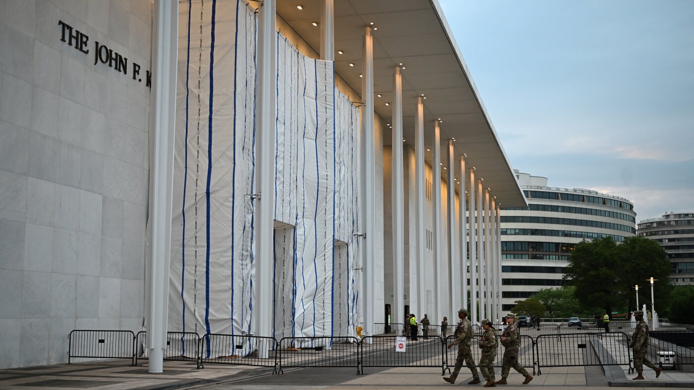 Beatty dépose une demande d'urgence pour empêcher le nom de Trump de revenir au Kennedy Center