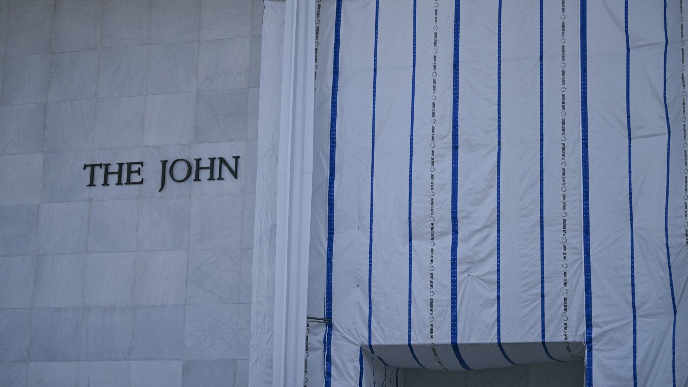 Dans de nouveaux documents, le Kennedy Center affirme qu'il n'essaiera pas de mettre le nom de Trump sur une façade avant le 8 septembre.