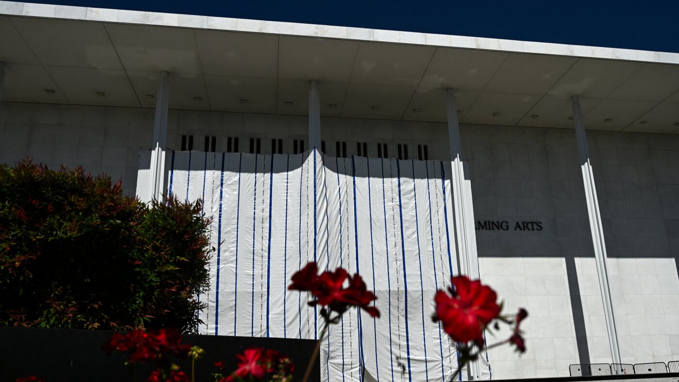 Le conseil d'administration du Kennedy Center vote à nouveau pour fermer le bâtiment principal – et rajouter le nom de Trump