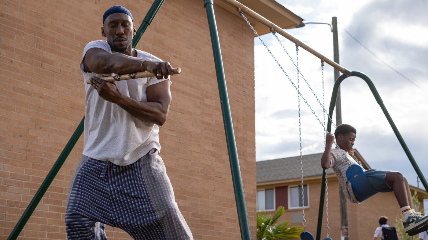 Mahershala Ali incarne un fervent père de trois enfants, qui joint les deux bouts en tant que tueur à gages