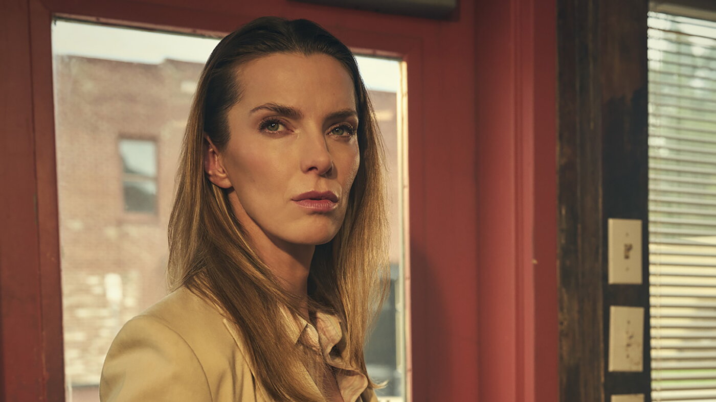 Betty Gilpin recherche des projets « anti-algorithme », comme « The Lowdown » et « Widow's Bay »
