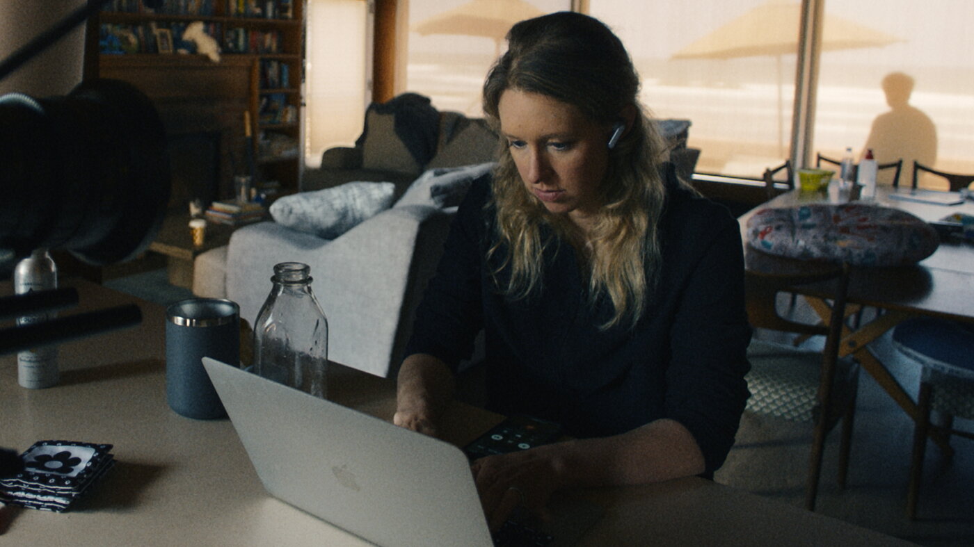 Elizabeth Holmes et Nathan Fielder sont tous deux des maîtres manipulateurs dans ce documentaire