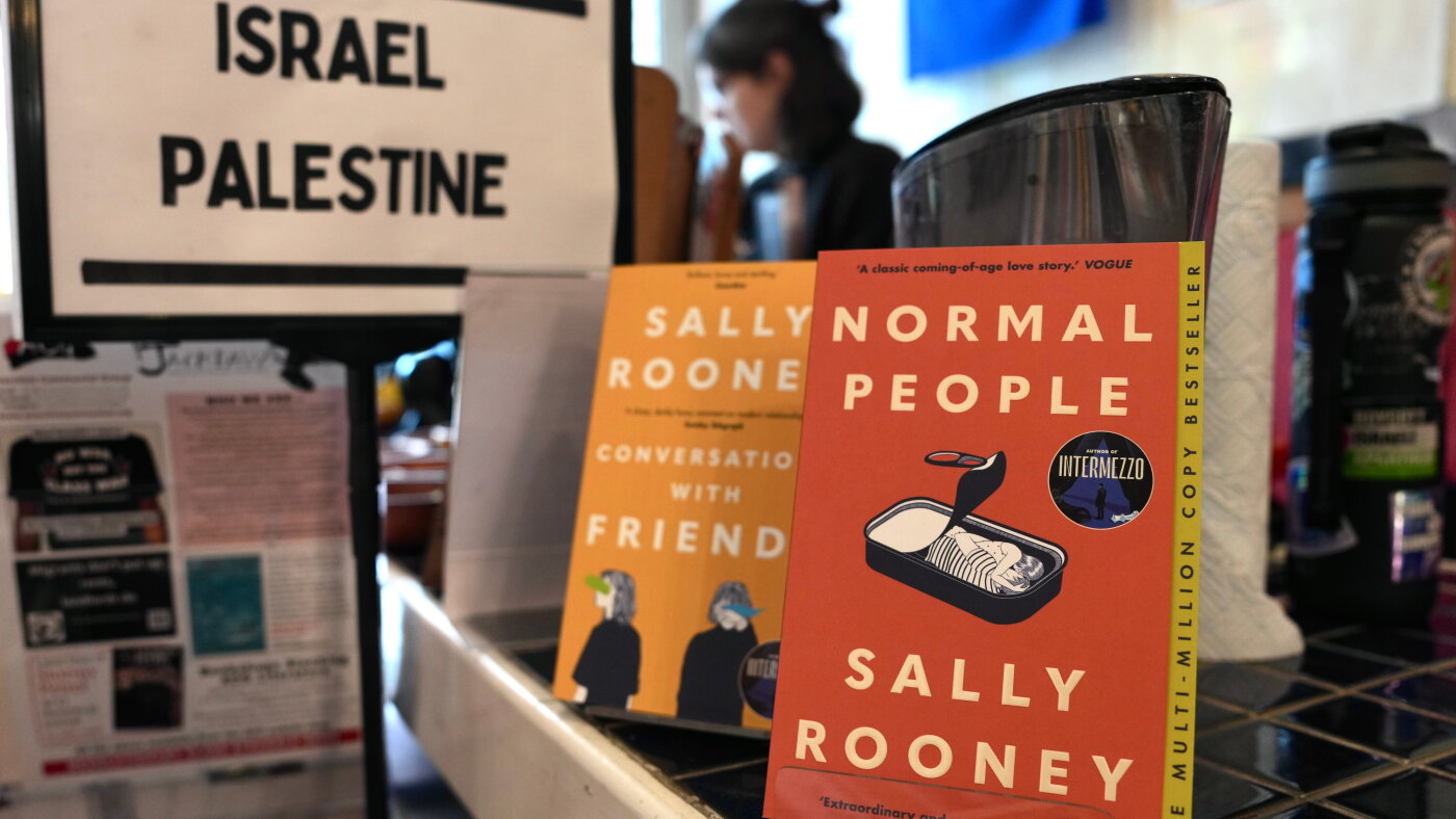 Les livres de Sally Rooney ne seront plus vendus au Royaume-Uni après son soutien à un groupe pro-palestinien
